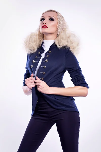 Portret blond kobieta sobie spodnie i koszulę — Zdjęcie stockowe