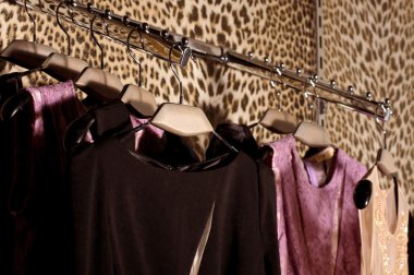 Farklı renkte moda kıyafetleri.