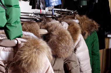 Farklı renkte moda kıyafetleri.