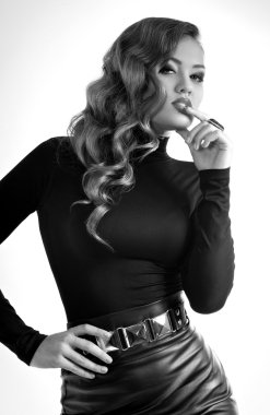 siyah etek güzel bir kadın portresi