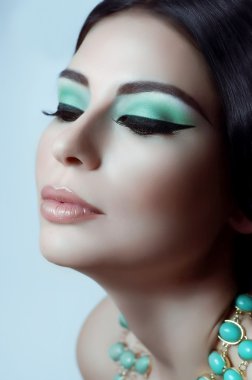 makyaj ile güzel bir genç kadın