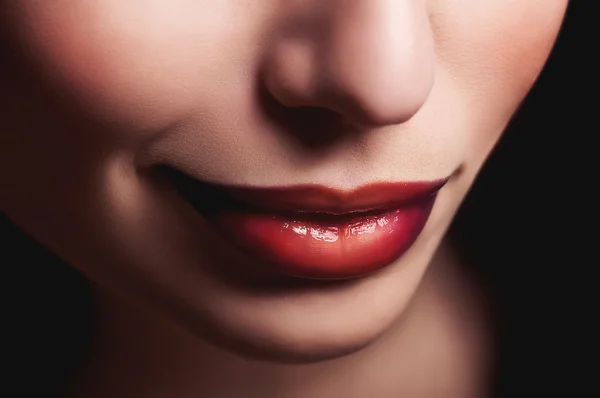 Крупным планом красивых женских губ — стоковое фото