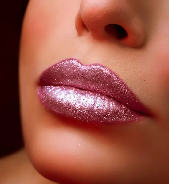 Primo piano di belle labbra femminili — Foto Stock