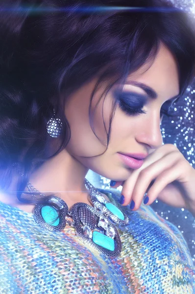 Portret van brunette vrouw met blauwe kleur sieraden — Stockfoto