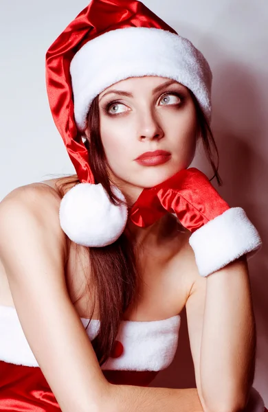 산타 클라우스 옷을 입은 아름다운 아가씨 — 스톡 사진
