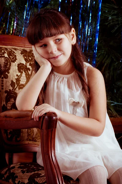 Vacker liten flicka med julgran — Stockfoto