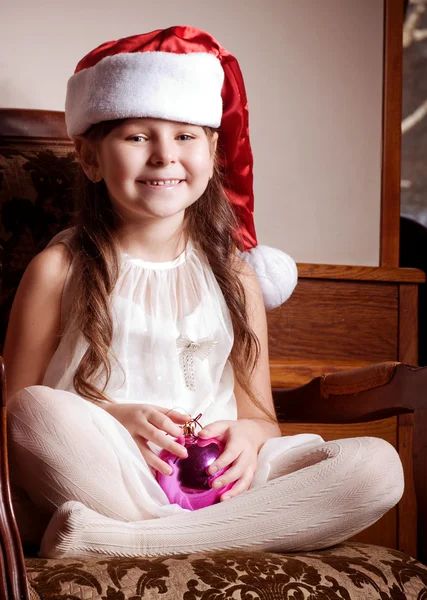 Bella bambina in vestiti di Babbo Natale — Foto Stock