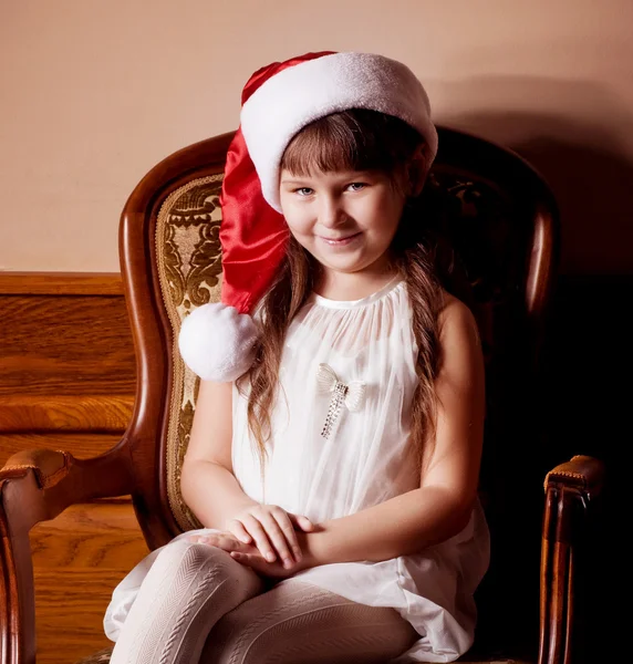 Menina bonita em roupas de Papai Noel — Fotografia de Stock