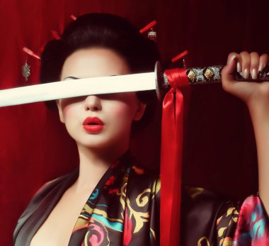 samuray kılıcı ile kimono içinde güzel geyşa