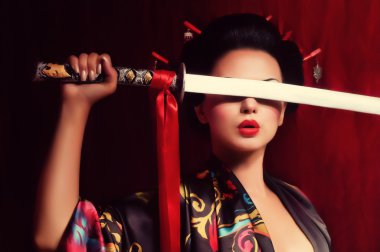 samuray kılıcı ile kimono içinde güzel geyşa