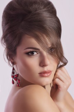 Makyajlı güzel bir genç kadının portresi.