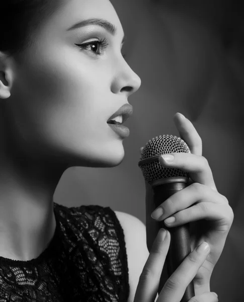 Beauty glamor singer girl n with microphone — Stock Photo, Image
