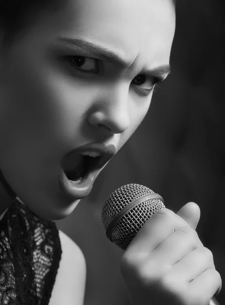 Ομορφιά κορίτσι τραγουδιστής του αίγλη n με μικρόφωνο — Φωτογραφία Αρχείου