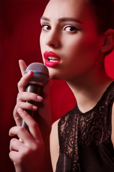 Beauty glamor singer girl n with microphone — Stock Photo, Image