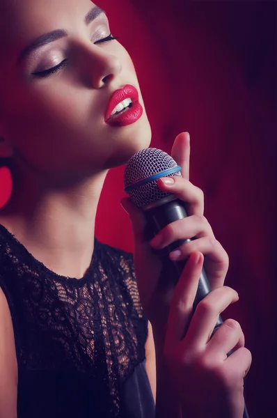 Beauty glamor singer girl n with microphone — Stock Photo, Image