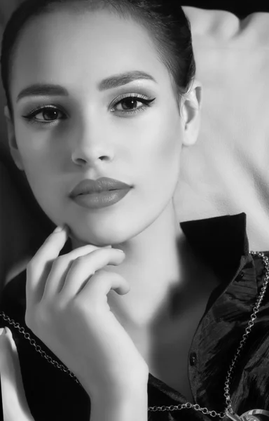 Mooie jonge vrouw met make-up — Stockfoto