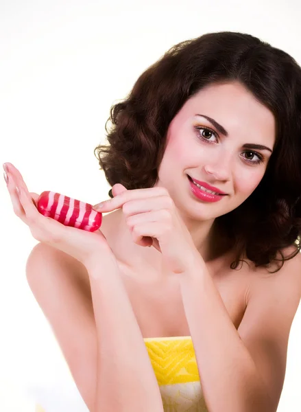 美少妇用红色的肥皂 — 图库照片