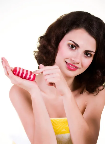 Beleza jovem com sabão vermelho — Fotografia de Stock