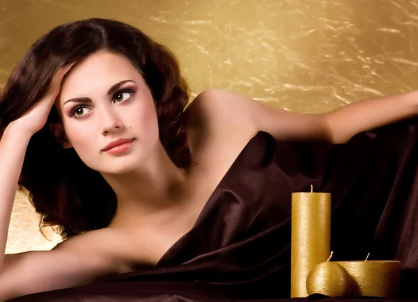 Beauty spa woman with golden candles — Stock Photo, Image