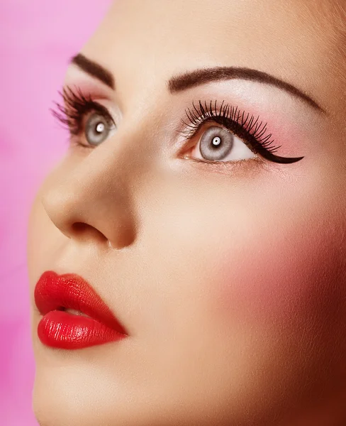 Portrait of beautiful young woman — Stock Photo, Image