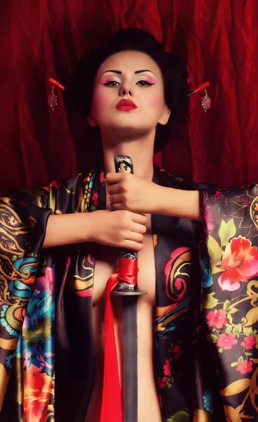Beautiful geisha in kimono with samurai sword — Stock Photo, Image