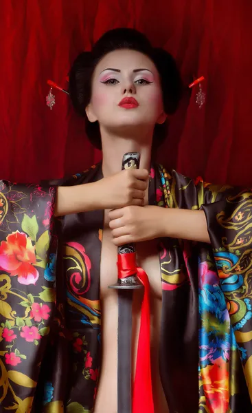 Beautiful geisha in kimono with samurai sword — Stock Photo, Image