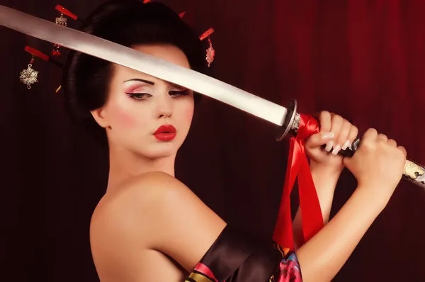 Hermosa geisha en kimono con espada samurai —  Fotos de Stock
