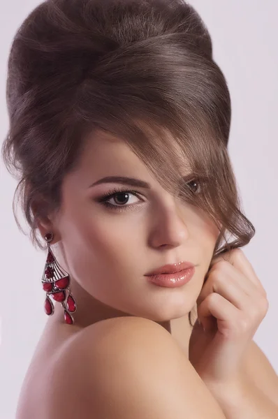 Portrét krásné mladé ženy s make-upem — Stock fotografie