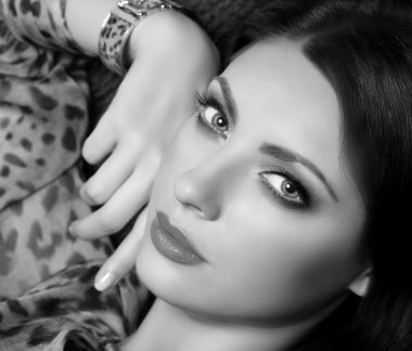 makyaj ile güzel bir genç kadın