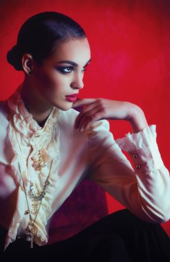 Moda kıyafetleri içinde güzel genç bir kadın.