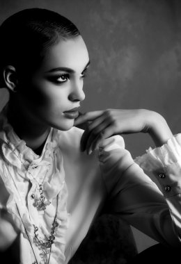 Moda kıyafetleri içinde güzel genç bir kadın.