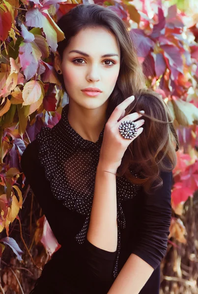 Beautiful girl in autumn garden — Stock Photo, Image