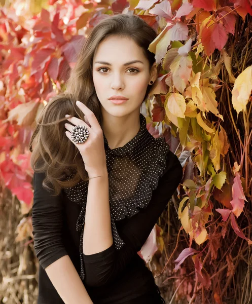 Beautiful girl in autumn garden — Stock Photo, Image