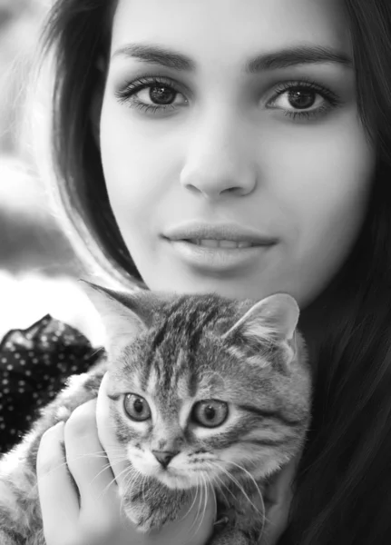 Sorpresa ragazza con un piccolo gatto — Foto Stock