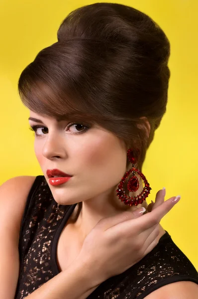Portrét krásné mladé ženy s make-upem — Stock fotografie