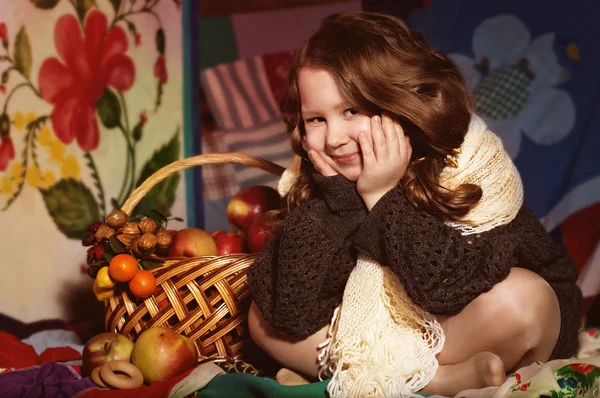 Schöne kleine Mädchen im russischen Stil — Stockfoto