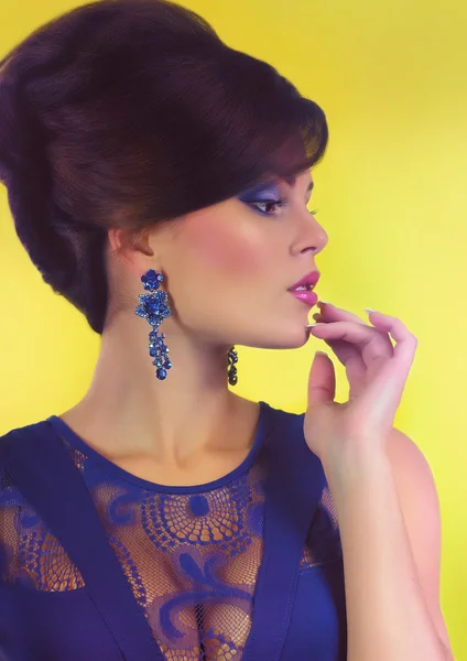 Mujer con maquillaje y con joyas — Foto de Stock