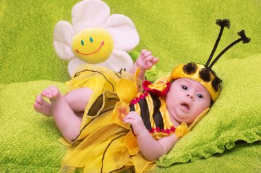 Tatlım bee bebek yeşil zemin üzerine