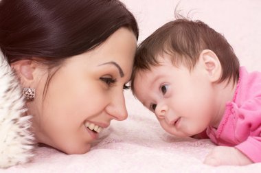 Genç mutlu anne ile bebek