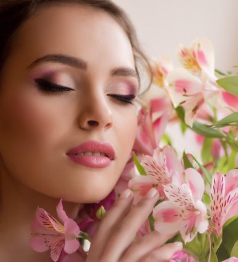 Çiçekli genç kadın.