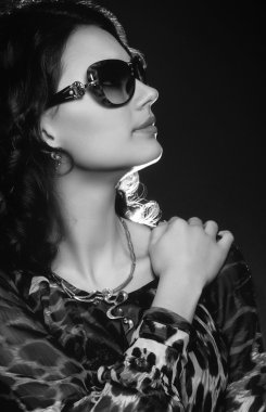 Bayan makyaj ve güneş gözlüğü