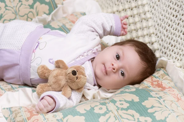 장난감 곰과 함께 귀여운 재미 있는 유아 아기 — 스톡 사진