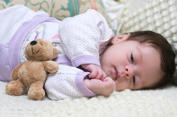 Bébé drôle mignon bébé avec ours jouet — Photo