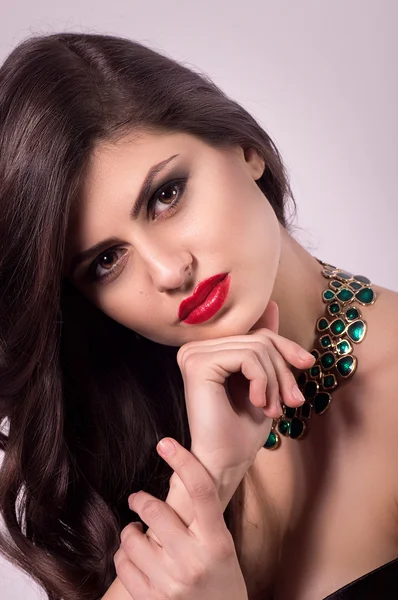 Mujer con maquillaje y con joyas — Foto de Stock