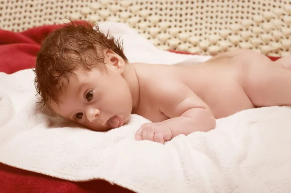 Bebê bonito em toalha após o banho — Fotografia de Stock