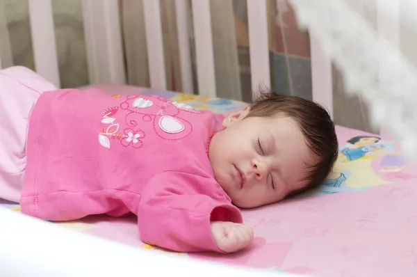 Mooie babymeisje in roze — Stockfoto