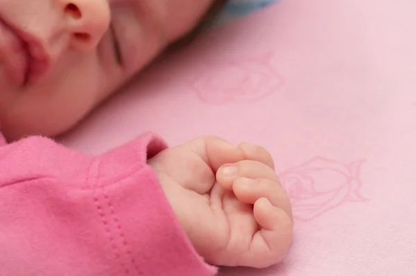 Hermosa niña en rosa — Foto de Stock