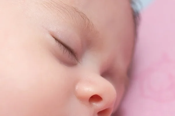 Close-up van roze lippen van een slapende baby — Stockfoto