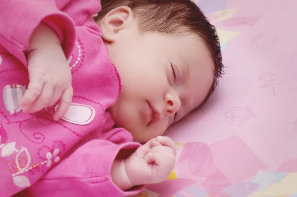 Mooie babymeisje in roze — Stockfoto