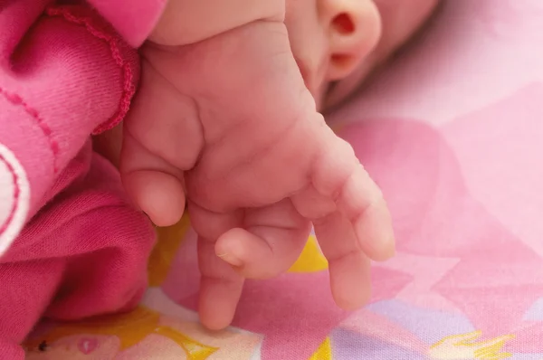 Nouvelle main de bébé né — Photo